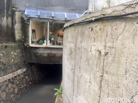 Kafe di Kemang Utara Berdiri di Atas Saluran Air.