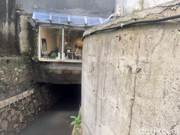 Penampakan Kafe di Atas Saluran Air Kemang Utara yang Terancam Dibongkar