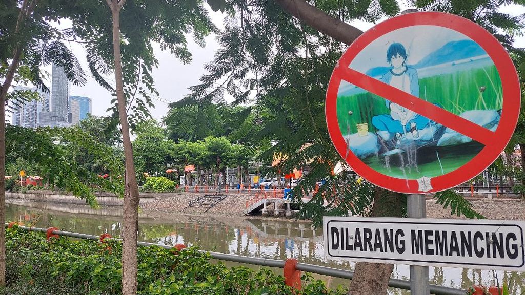 Perempuan Berpakaian Jawa Penjaga Kalimas Surabaya Suka Ajak Anak Bermain