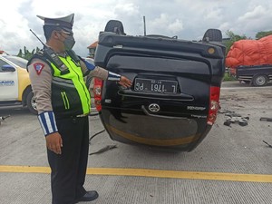 Avanza Terbalik di Tol Gempas Gegara Ban Selip, Penumpang Tewas-Sopir Terluka
