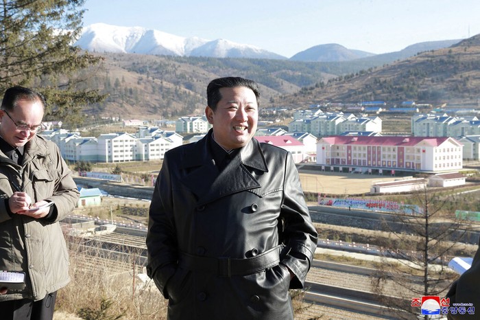 Foto tidak bertanggal ini disediakan pada 16 November 2021, oleh pemerintah Korea Utara, pemimpin Korea Utara Kim Jong Un, tengah, memeriksa lokasi proyek pembangunan besar di Samjiyon, provinsi Ryanggang, Korea Utara. Wartawan independen tidak diberi akses untuk meliput acara yang digambarkan dalam gambar ini yang didistribusikan oleh pemerintah Korea Utara. Konten gambar ini adalah seperti yang disediakan dan tidak dapat diverifikasi secara independen. Tanda air bahasa Korea pada gambar yang disediakan oleh sumber berbunyi: 
