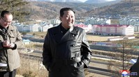 Kim muncul untuk memeriksa proyek pembangunan besar di dekat perbatasan dengan China, yang disebutnya melambangkan kemauan kuat negaranya untuk mencapai kemakmuran dalam menghadapi isolasi dan tekanan internasional.