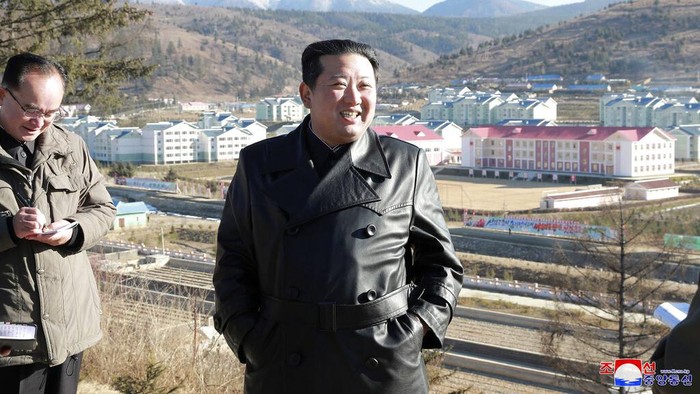 Kemunculan Kim Jong-Un Usai Sebulan Lebih Menghilang Foto tidak bertanggal ini disediakan pada 16 November 2021, oleh pemerintah Korea Utara, pemimpin Korea Utara Kim Jong Un, tengah, memeriksa lokasi proyek pembangunan besar di Samjiyon, provinsi Ryanggang, Korea Utara. Wartawan independen tidak diberi akses untuk meliput acara yang digambarkan dalam gambar ini yang didistribusikan oleh pemerintah Korea Utara. Konten gambar ini adalah seperti yang disediakan dan tidak dapat diverifikasi secara independen. Tanda air bahasa Korea pada gambar yang disediakan oleh sumber berbunyi: