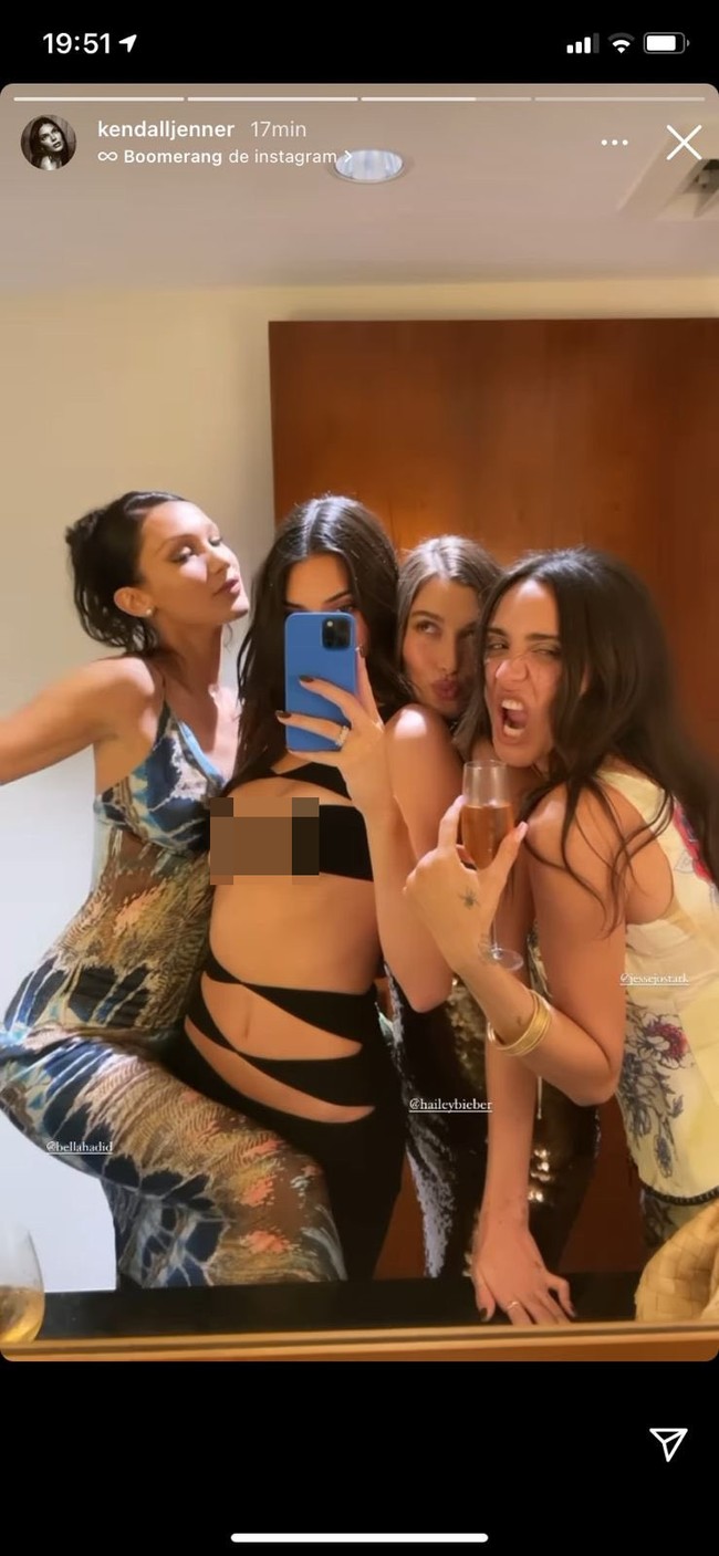 Lauren yang juga mengundang Hailey Beiber dan Bella Hadid di hari bahagianya itu mengatakan jika Kendall terlihat menawan dan ia menyukai bajunya. Kendall pun menulis pembelaannya, Tentu aku sudah meminta persetujuan sebelumnya juga. Kami sangat suka pernikahan di pantai, tulisnya.Foto: Instagram @kendalljenner