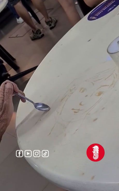 Keren! Kakek Ini Lukis Wajah Orang di Food Court Pakai Tumpahan Kopi