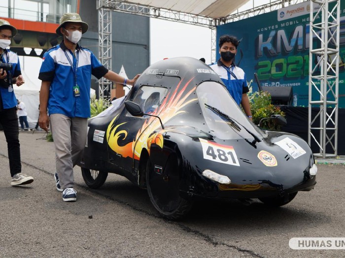 Unesa menjadi tuan rumah final Kontes Mobil Hemat Energi (KMHE) 2021. Kontes ini diselenggarakan Pusat Prestasi Nasional (Puspresnas) di Sirkuit Gelora Bung Tomo (GBT).