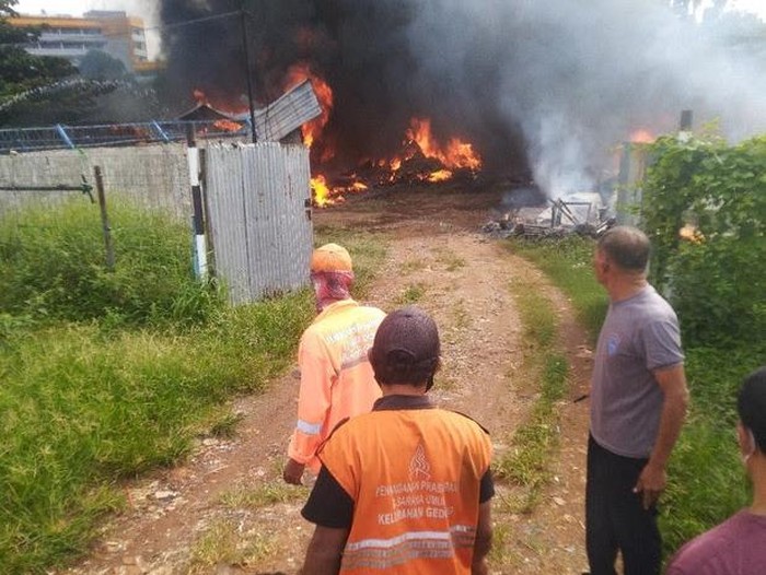 Lapang Rongsokan Dekat Pintu Keluar Tol Pasar Rebo yang Terbakar