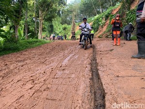 Diguyur Hujan Deras, Longsor Tutup Jalan Alternatif Saguling Bandung Barat
