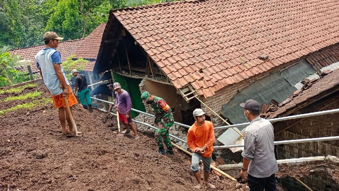 longsor di probolinggo