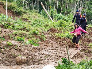 Penampakan Akses Jalan di Kulon Progo Masih Tertutup Longsor