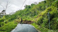 Longsor di kawasan Perbukitan Menoreh, Kapanewon Girimulyo, Kulon Progo, Daerah Istimewa Yogyakarta (DIY) terjadi pada Senin (15/11/2021) siang. Saat ini ruas jalan kabupaten itu masih tertutup material longsor.