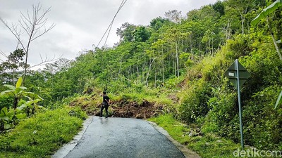 Longsor Masih Putus Akses Jalan di Bukit Menoreh Kulon Progo