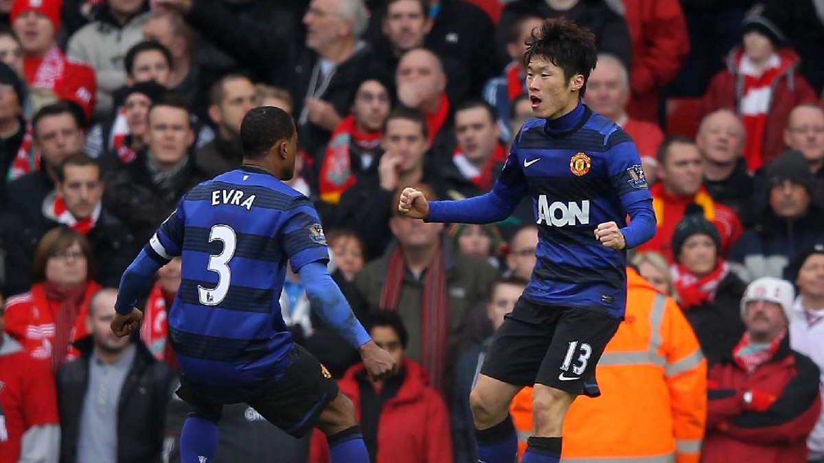 Patrice Evra saat bersama Park Ji-sung di Manchester United. (Foto: Getty Images/Alex Livesey)