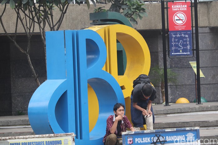Masih banyak warga membandel merokok di Kawasan Tanpa Rokok Jalan Braga