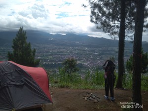 Menikmati Panorama Lembang dari Gunung Putri