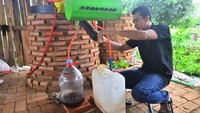 Warga menunjukkan cara kerja mesin Pyrolisis atau mesin pengubah sampah plastik menjadi Bahan Bakar Minyak (BBM) di Desa Sidorekso, Kudus, Jawa Tengah, Selasa (16/11/2021).
