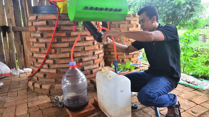 Mesin Canggih Ini Sulap Sampah Plastik Jadi BBM Warga menunjukkan cara kerja mesin Pyrolisis atau mesin pengubah sampah plastik menjadi Bahan Bakar Minyak (BBM) di Desa Sidorekso, Kudus, Jawa Tengah, Selasa (16/11/2021). Mesin Pyrolisis berkapasitas 100 kilogram itu dapat mengubah satu kilogram sampah plastik menjadi satu liter BBM berupa subtitusi solar, premium dan minyak tanah sekaligus menjadi solusi upaya mengurangi sampah plastik. ANTARA FOTO/Yusuf Nugroho/rwa.