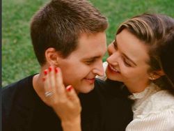 Kemesraan Istri Supermodel dan Suami Bos Teknologi Berduit Rp 149 Triliun