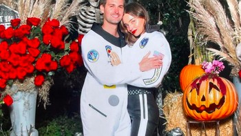 Mereka selalu tampil serasi. Evan jauh lebih muda dari Miranda di mana ia berumur 31 tahun dan Miranda sudah 38 tahun alias terpaut 7 tahun. Miranda sebelumnya adalah kekasih aktor asal Inggris, Orlando Bloom, dan dikaruniai seorang putra. Foto: Instagram