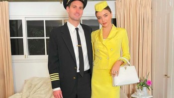 Bergaya serasi bak pilot dan pramugari untuk sebuah acara. Foto: Instagram