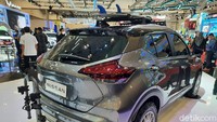Nissan Kicks e-Power ini dibekali beberapa sentuhan ala mobil offroad. Mobil ini dibekali pelek Speedline Corse R15. Pelek itu dibalut dengan ban BF Goodrich 215/65 R15 all terrain (AT). Foto: Rangga Rahadiansyah/detikOto