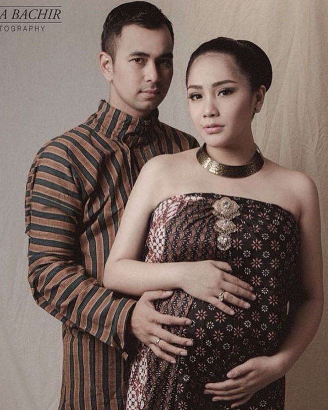 Nagita Slavina dan Raffi Ahmad pun memilih adat jawa untuk foto hamil, ketika mengandung Rafathar. Nagita tampil mengenakan kain jarik bermotif kombinasi truntum dan kawung. Foto: Instagram/@dierabachir