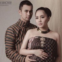 Nagita Slavina dan Raffi Ahmad pun memilih adat jawa untuk foto hamil, ketika mengandung Rafathar. Nagita tampil mengenakan kain jarik bermotif kombinasi truntum dan kawung. Foto: Instagram/@dierabachir