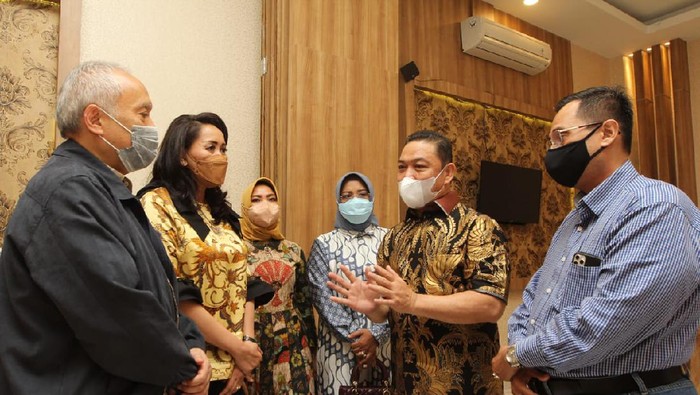 dari kiri Cucu Alm Dr R Rubini, Rubianto Wiyogo dan Istri Giwo Rubianto Wiyogo, DPD Provinsi Kalbar Erlinawati, Bupati Mempawah Erlina Ria Norsan, Wakil Gubernur Kalimantan Barat Ria Norsan dan Ahli Sejarah Syahfaruddin Usman, saat berdialog membahas napak tilas Pejuang Kemerdekaan Dr R Rubini di Kalimantan Barat, Selasa (16/11/21). Napak tilas dari silaturahmi dengan pemerintah provinsi, kabupaten, ziarah ke makam juang mandor dan Rumah Sakit Umum Daerah Dr Rubini Mempawah, Rumah Sakit Jiwa Daerah Sungai Bangkong dalam rangka kajian memperjuangkan Alm Dr R Rubini sebagai pahlawan nasional.