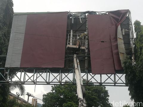 Papan reklame di Sumedang rusak diterjang angin