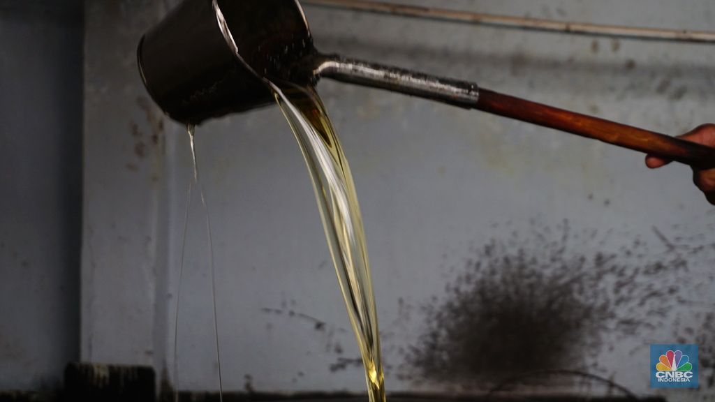 Pekerja menyelesaikan pembuatan kerupuk di salah satu pabrik dikawasan Jakarta, Selasa (16/11/2021). Harga minyak goreng curah terbus Rp 18 ribu per kilogram (kg). Hal itu berdampak pada produsen kerupuk.  (CNBC Indonesia/Tri Susilo)
