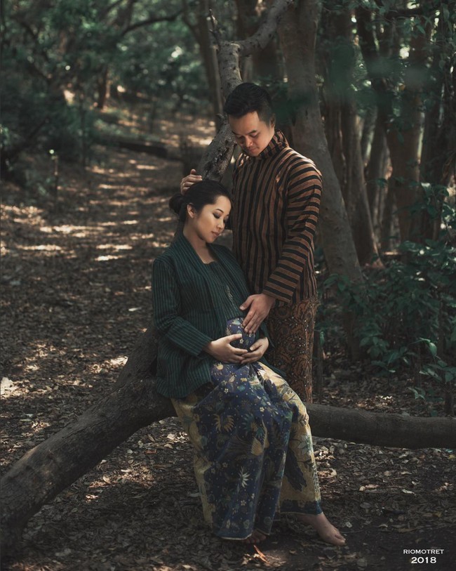 Karina Salim memilih nuansa Jawa untuk pemotretan kehamilan anak pertamanya. Kebaya lurik dan kain Batik memberi kesan klasik dan elegan. Foto: Instagram