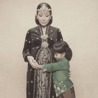 Ayu Dewi tampil bak putri keraton mengenakan kebaya beludru warna hitam yang dipadu kain motif Parang. Ia pun tampak elegan dengan aksesori kepala berwarna emas. Foto: Instagram