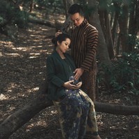 Karina Salim memilih nuansa Jawa untuk pemotretan kehamilan anak pertamanya. Kebaya lurik dan kain Batik memberi kesan klasik dan elegan. Foto: Instagram