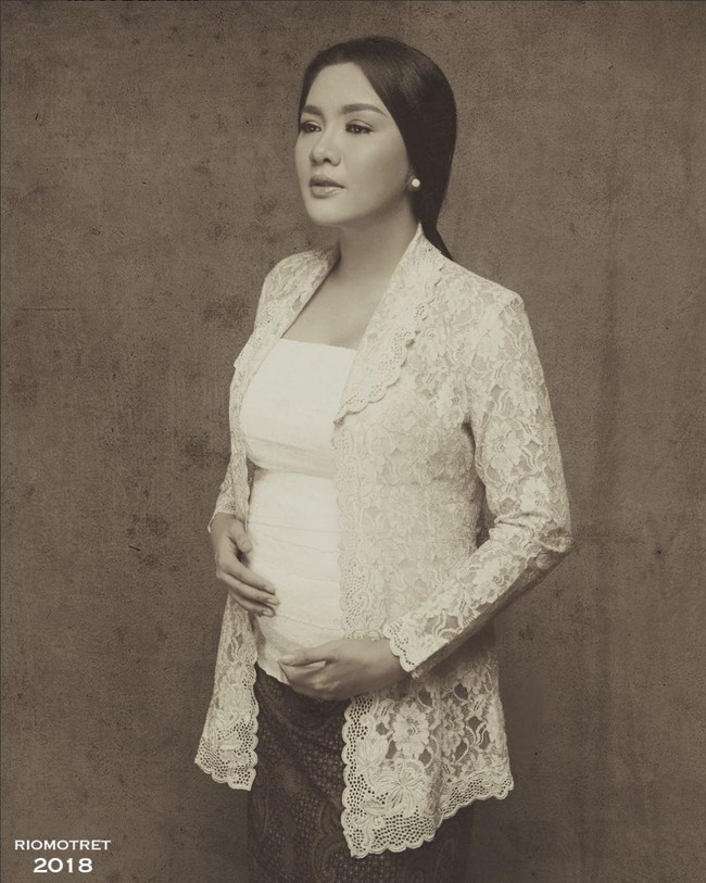 Vicky Shu juga menjatuhkan pilihan pada busana adat Jawa di pemotretan kehamilan. Ibu dua anak ini tampil anggun mengenakan kebaya lace dan kain batik. Ia pun tampak mengenakan stagen warna putih yang sangat khas wanita Jawa. Foto: Instagram