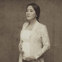 Vicky Shu juga menjatuhkan pilihan pada busana adat Jawa di pemotretan kehamilan. Ibu dua anak ini tampil anggun mengenakan kebaya lace dan kain batik. Ia pun tampak mengenakan stagen warna putih yang sangat khas wanita Jawa. Foto: Instagram