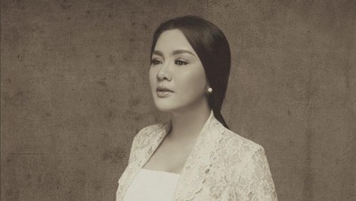 8 Inspirasi Foto Hamil Artis Tema Budaya Indonesia, Nagita Slavina Pakai Jarik