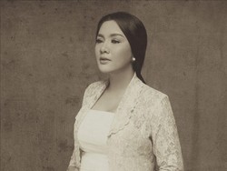 8 Inspirasi Foto Hamil Artis Tema Budaya Indonesia, Nagita Slavina Pakai Jarik