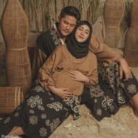 Ryana Dea dan Puadin Rendi memilih kain tenun untuk pemotretan kehamilan anak keduanya. Nuansa cokelat memberi kesan earthy dan klasik. Foto: Instagram