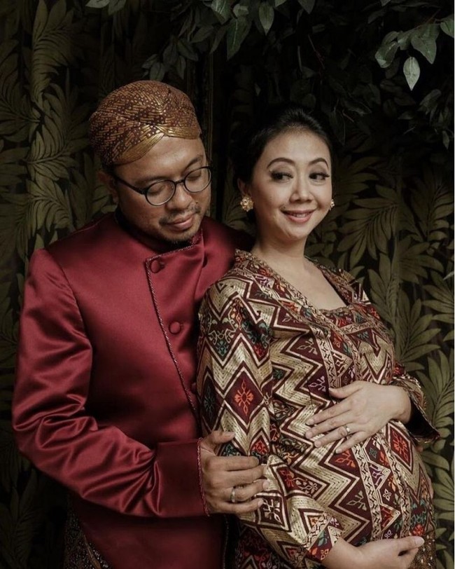 Asri Welas memilih kebaya model kutu baru saat pemotretan kehamilan. Sang komedian sekaligus aktris ini tampak manis dengan dua pasang anting emas. Foto: Instagram