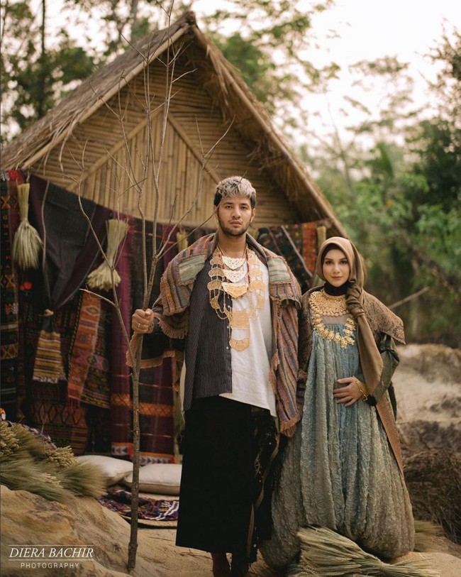 Irish Bella bersama suaminya Ammar Zoni memiih nuansa earthy saat pemotretan bersama fotografer Diera Bachir. Keduanya mengenakan kain tenun khas Sumba dan aksesori tradisional. Foto: Instagram