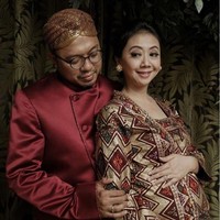 Asri Welas memilih kebaya model kutu baru saat pemotretan kehamilan. Sang komedian sekaligus aktris ini tampak manis dengan dua pasang anting emas. Foto: Instagram