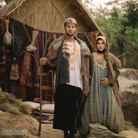 Irish Bella bersama suaminya Ammar Zoni memiih nuansa earthy saat pemotretan bersama fotografer Diera Bachir. Keduanya mengenakan kain tenun khas Sumba dan aksesori tradisional. Foto: Instagram