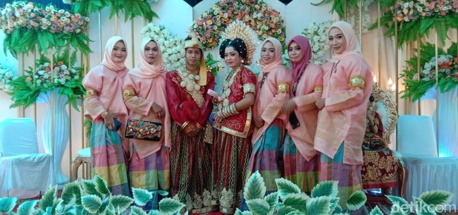 Kedua mempelai itu dijodohkan. Karena kedua mempelai itu masih termasuk keluarga. Pengantin wanita keponakan dari pengantin pria. Tapi bukan keponakan kandung. Penganting pria itu sepupu pertama dari mama pengantin wanita. Jadi istilahnya paman sepupu, ungkap Haslinda kepada Wolipop, Selasa (16/11/2021). Foto: Dok/Haslinda.
