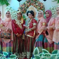 Kedua mempelai itu dijodohkan. Karena kedua mempelai itu masih termasuk keluarga. Pengantin wanita keponakan dari pengantin pria. Tapi bukan keponakan kandung. Penganting pria itu sepupu pertama dari mama pengantin wanita. Jadi istilahnya paman sepupu, ungkap Haslinda kepada Wolipop, Selasa (16/11/2021). Foto: Dok/Haslinda.