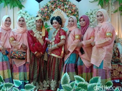 Acara pernikahan Rindiani dan Herman.