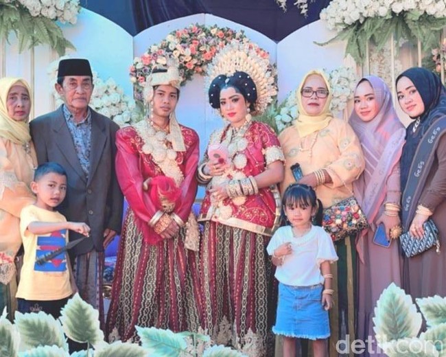 Haslinda menuturkan mempelai wanita yang menikah dengan paman itu bernama Rindiani. Sang mempelai wanita menikah dengan Herman yang masih memiliki hubungan keluarga yaitu sebagai paman. Foto: Dok/Haslinda.