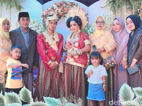 Acara pernikahan Rindiani dan Herman.