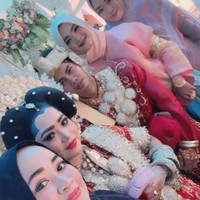 Dalam silsilah pengantin pria merupakan generasi pertama, sedangkan pengantin wanita itu generasi kedua. Jadi biasanya kami memanggil paman atau bibi, tambah Haslinda. Foto: Dok/Haslinda.