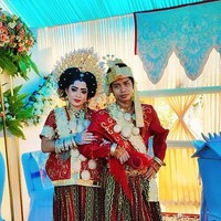 Wolipop sudah mewawancarai Haslinda yang mengunggah video tersebut di akun TikToknya. Ia mengatakan jika acara pernikahan tersebut diadakan pada 10 November 2021 di rumah mempelai wanita, Desa Salobukkang, Kabupaten Sidrap, Kecamatan Duapitue, Provinsi Sulawesi Selatan. Foto: Dok/Haslinda.