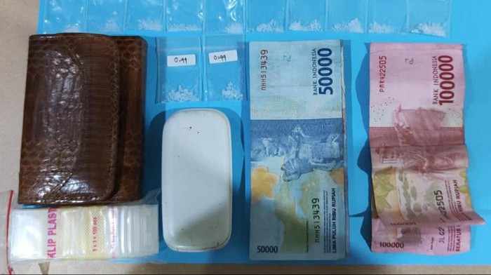Polisi membongkar kasus peredaran sabu di Surabaya. Barang terlarang itu diedarkan satu keluarga di Kota Pahlawan.